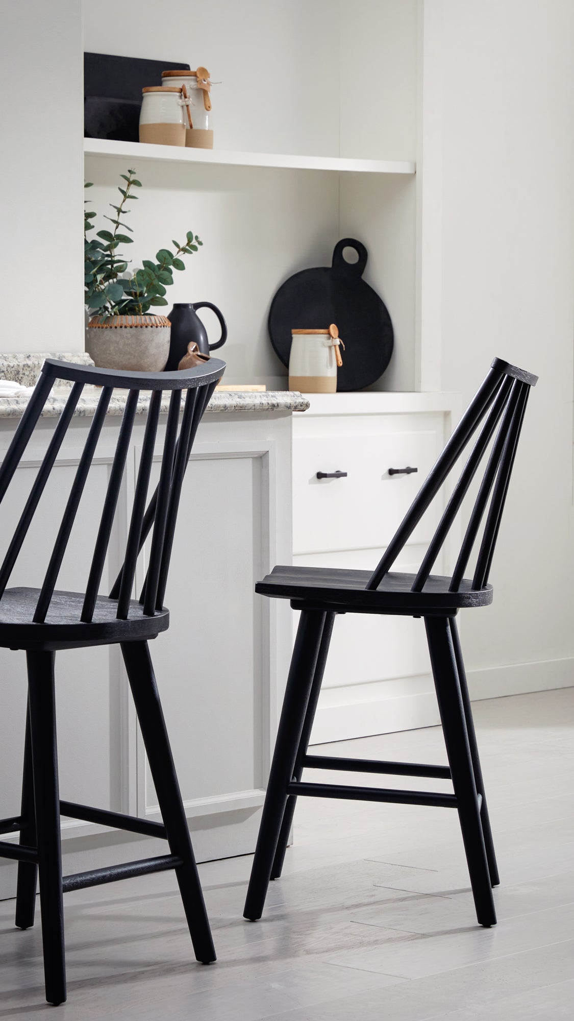 Ava counter stool in black